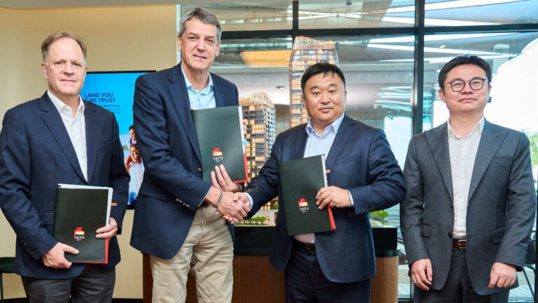 From left: Preston Mendenhall (Rendeavour COO), Stephen Jennings (Rendeavour CEO), Yu Xiaodong (CRBC General Manager) and Du Xiao (CRBC Marketing Director) at the CRBC contractor appointment for Jabali Towers, Tatu City