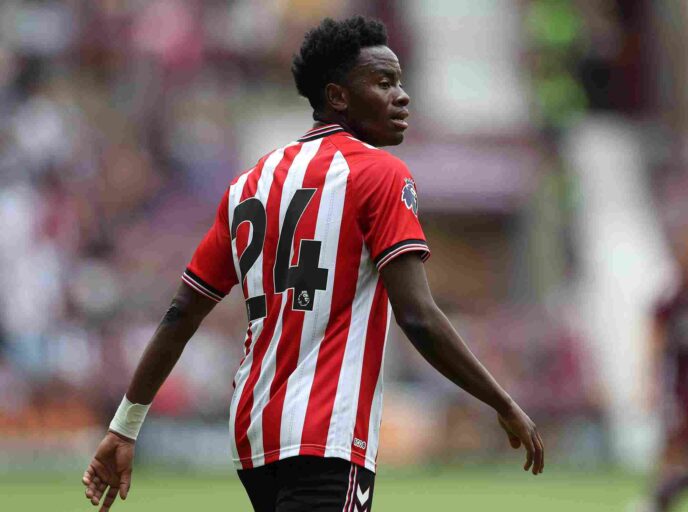 Simon Adingra in Sunderland kit during Burnley match