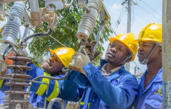 Kenya Power technicians on site. The government has been given the nod to appoint five directors to Kenya Power's Board following the company's Extraordinary General Meeting (EGM)