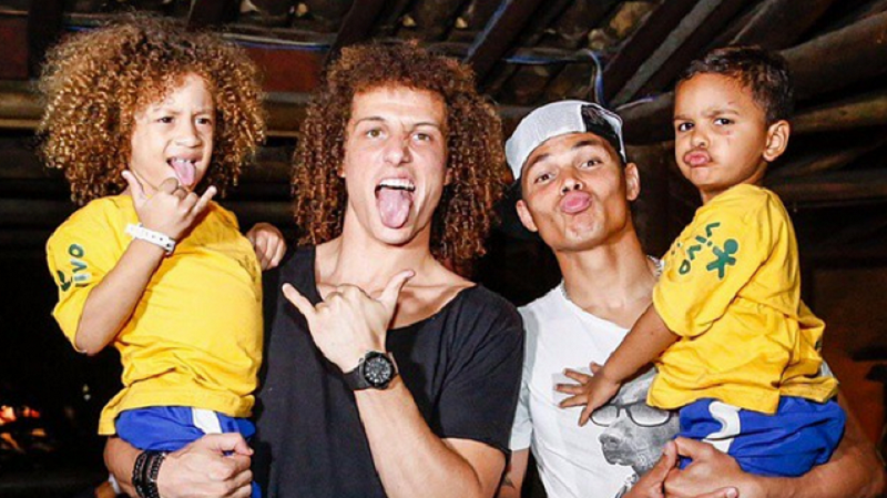 Brazilian David Luiz and Thiago Silva with their children 