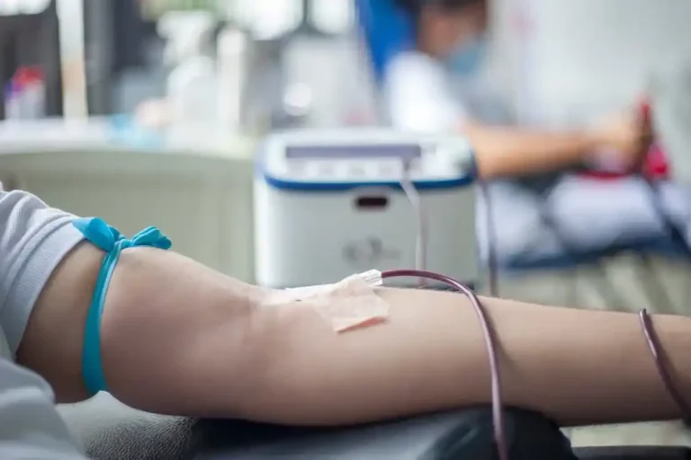 Person donating blood. Blood donation It saves millions of lives each year, both in routine and emergency situations, enabling complex medical interventions and significantly improving the life expectancy and quality of life for patients