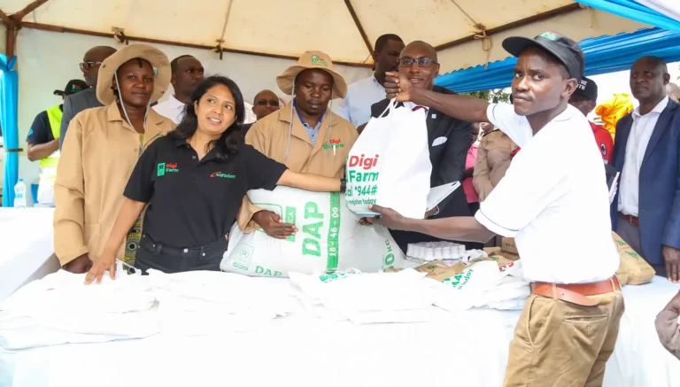 Digifarm Director, Seema Gohil (2 nd left) serves farmers at Kanyuambora in Embu County. This was during the partnership ceremony between Digifarm and Family Bank at Kanyuambora in Embu County.