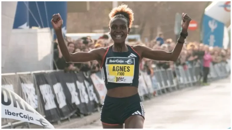 Agnes Ngetich celebrates her world 10km record in Valencia. The 22-year-old becomes the first woman to break 29 minutes for the distance, improving by 28 seconds the previous road mixed race world record set by Ethiopia’s Yalemzerf Yehualaw in Castellon two years ago. Photo: Sportmedia.