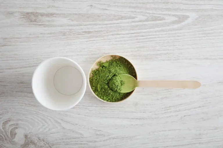 tea spoon of green powder. Confused about buying kratom powder online? T