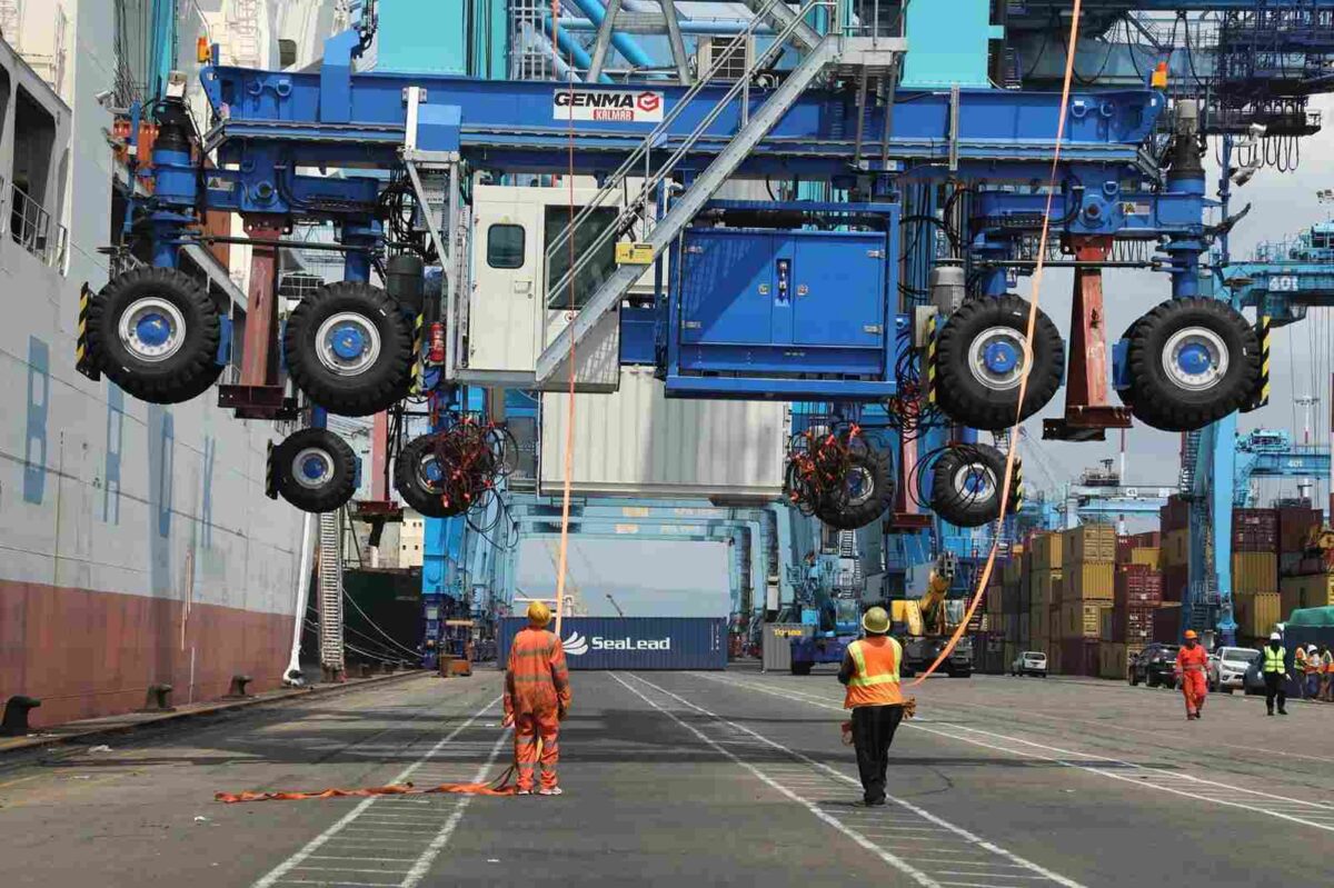 RTG cranes offloaded from MV YU AN at Mombasa Port for commissioning under KPA’s cargo handling upgrade