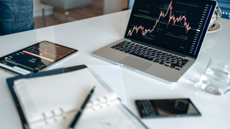 Everything You Need to Know About How to Use a Forex Trading Robot Forex trading robot software running automated trades on a broker platform
